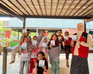 Anak-anak TPA Desa Sipodeceng menunjukkan hasil belajar mereka dengan memegang modul Kelas Terjemah Al-Qur’an berbasis Metode Tamyiz yang difasilitasi Mahasiswa KKN Gelombang 115 Universitas Hasanuddin, sebagai bagian dari penguatan literasi makna ayat secara sistematis dan berkelanjutan.
